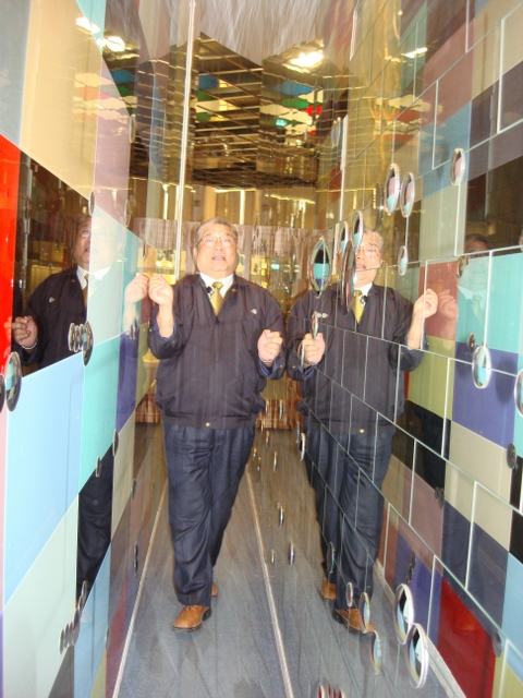 台明將林肇睢總經理於台灣玻璃館-旗艦展銷中心介紹鹿港名勝-摸乳巷