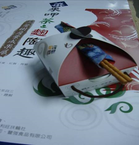 附加三峽藍染筷袋組，並搭配三峽碧螺春與蜜香紅茶作為飲品，輔以業者的在地成長故事結合地方特色與產業元素加以包裝後推出「阿嬤ㄟ手路菜」