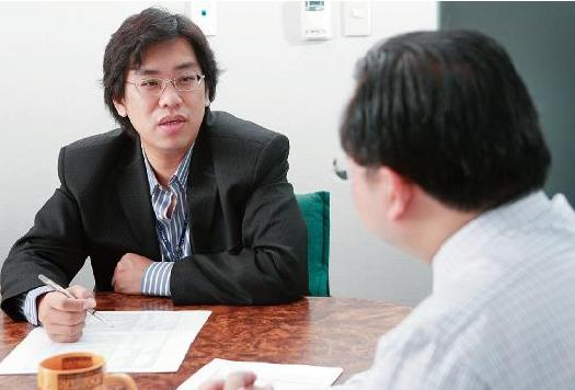 金融風暴爆發企業裁員潮，求職者不能只是「曖曖內含光」，更需主動出擊、突顯特色，找到好頭家。