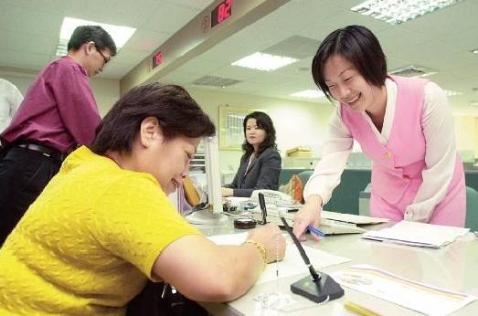 金融風暴讓民眾對投資趨於謹慎心態，金融業該重新傾聽顧聽心聲，贏回信任，方為上策。