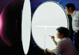 領導者應積極讓技術人員與其他部門交流、合作，靈活變化的團隊才得以戰勝挑戰。