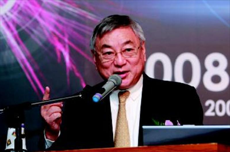 時代基金會執行長暨政治大學兼任教授徐小波指出，企業應致力開發新經營模式，在價值鏈中不斷提升附加價值，轉型成Know how的供應商。