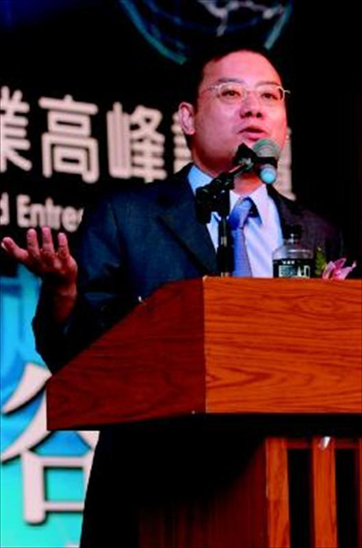 新世紀光電董事長鍾寬仁鼓勵創業者，先認清自己，認清環境，做好規劃，以堅持到底的心，迎接開花結果的成功日。