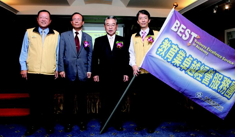 中國生產力中心舉辦教育事業卓越服務團授旗暨啟動儀式，未來將致力協助大專校院創新校務品牌價值、蓄積校務人力資本及促成產學平台發展。