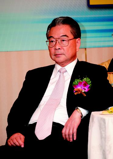 飯店舉辦「教育事業卓越服務團」啟動儀中國生產力中心董事長許勝雄參與授旗儀式，表達對教育產業的高度重視。