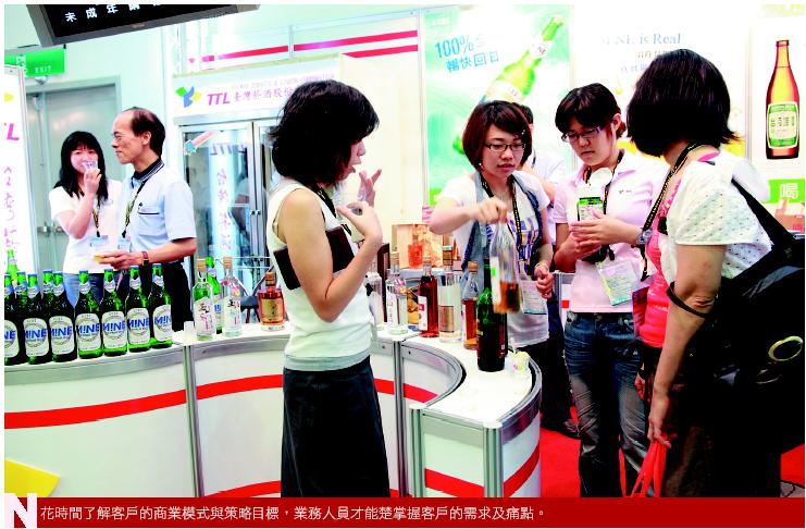 花時間了解客戶的商業模式與策略目標，業務人員才能楚掌握客戶的需求及痛點。