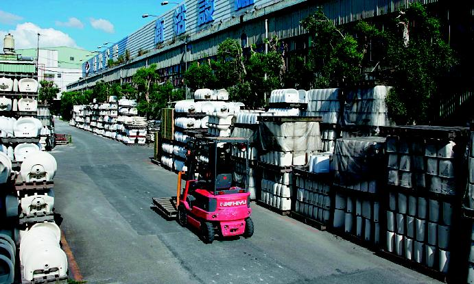 群聚業者分享地理相近產生的規模與範疇經濟效益，節省許多有形、無形交易成本。