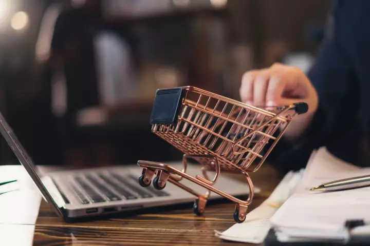 消費者手握現金延後消費　股災衝擊消費信心，電商如何穩住營收？