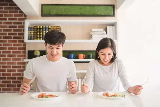 擺脫賴床、失眠困擾》 過年作息不亂套 先從三餐4：2：4開始