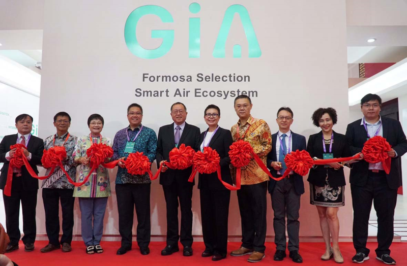 筆者率團「智慧空氣管理體系企業」，以及萬隆台灣工商聯誼會王安左理事長、泗水台灣工商聯誼會黃麗真理事長、雅加達台灣工商聯誼會秦嘉生監事長，前往印尼舉辦的台灣智慧空氣生態系主題館共同剪綵與見證