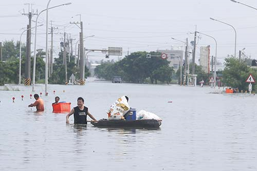 熱帶低氣壓帶著旺盛的水氣在上個月重創南台灣，極端暴雨讓嘉義、台南、高雄幾個縣市一下子成為水鄉澤國