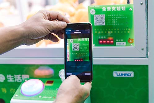 在機台上貼上QRCode，讓使用者加入「Line生活圈」