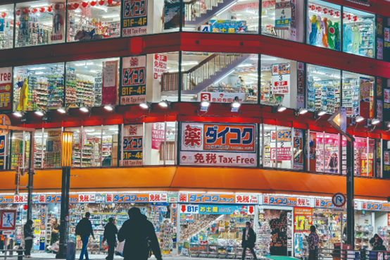 2024年日本全國藥妝店總銷售金額為10兆307億日圓，幾乎趕上超市（約13兆），藥妝店正以「生活便利商店」姿態，積極搶占食品及日用品市場。