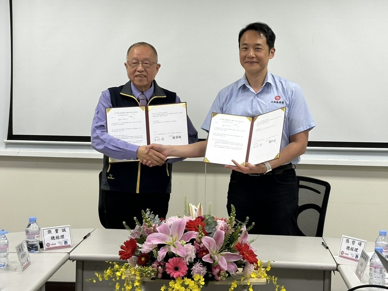 財團法人中國生產力中心總經理張寶誠(左)與大同鋁業總經理張哲碩(右)共同簽署「MES(製造執行系統)輔導建置計畫」，全面啟動智慧工廠升級工程。