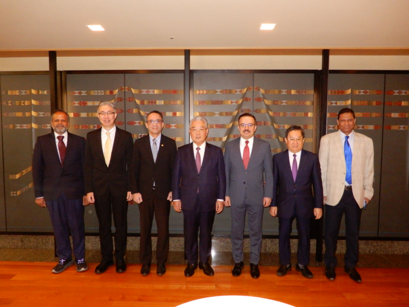 亞洲生產力組織中華民國理事許勝雄董事長(中間)、APO秘書長Dr. Indra Pradana Singawinata(左3)