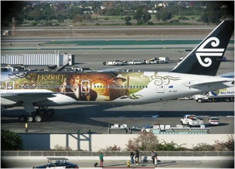 漆有年輕比爾博與灰袍甘道夫的紐航波音777-300ER