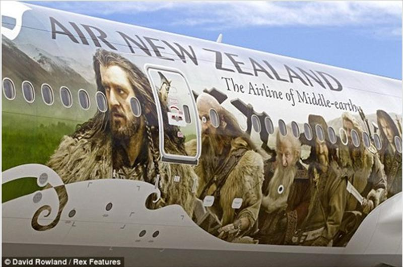 漆有12矮人圖樣的紐航波音777-300ER，飛機頭附近的是矮人之首索林