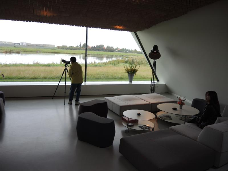 諾和諾和公司訓練中心一角，窗外就是水鳥棲息保護地