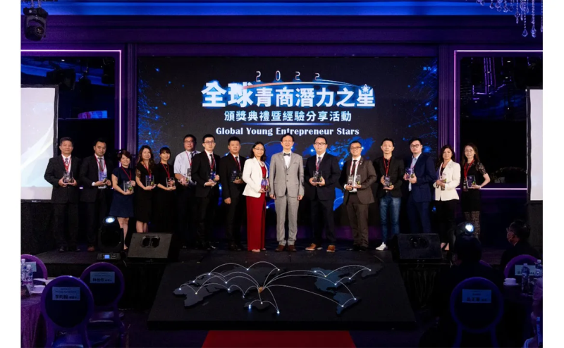 全球青商潛力之星第二屆得獎者與童委員長合照