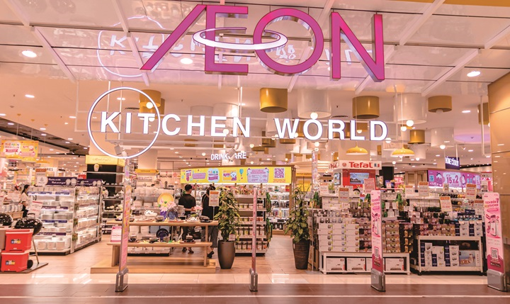 亞洲最大的零售商永旺集團(AEON)，配合日本人口結構快速老化的社會現象，曾開發全新概念的購物中心，滿足樂齡消者生活需求。