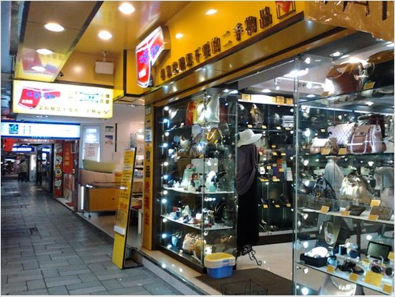 應用二手物品「再生工場」收購買賣的二手雜貨鋪，在大台北地區熱鬧的夜市及人潮區慢慢增設中，雖然目前只有5家門市，但店內有許多名牌物品，方便台北民眾及觀光客來店購買。