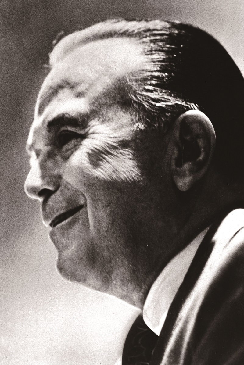 雖然本身歷經多次創業失敗，克洛克看到黃金拱門原始的設計概念後，更堅定推動麥當勞加盟模式的決心，而後接手麥當勞的特許經營權。