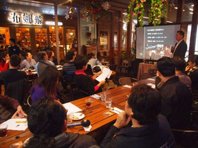 布娜飛總經理Simon主持品酒會