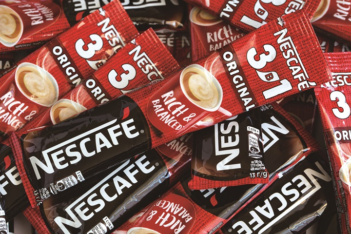 即溶咖啡、洗髮精、調味品和洗衣精等，這些小包裝回收比起大型塑膠更困難，大部分都是被當作一般垃圾進入垃圾掩埋場，進而流入溪流和海洋。