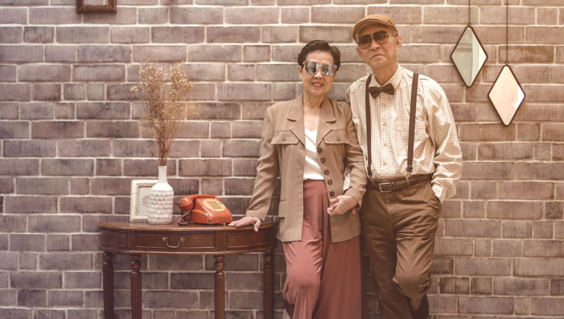 依朝日廣告社分類，日本市場的銀髮族，可分成熱心助人型、謹慎小心型、自我主張型、跟隨潮流型、樂在當下型、懷舊復古型。由於懷舊風一直是日本流行文化主要元素，懷舊復古型銀髮族主動參與消費市場的意願強。