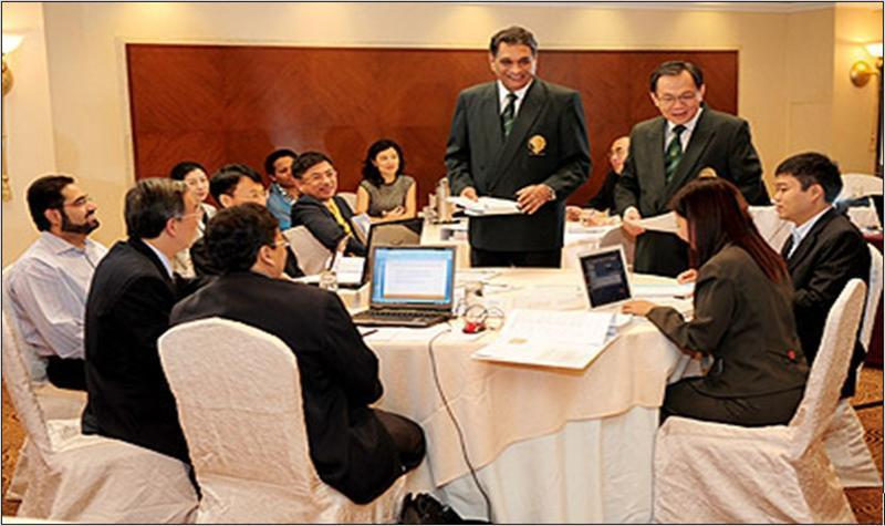 2010卓越經營訓練課程上課情形，左立者為Mr. Harnek Singh