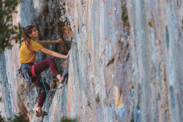 喬伊納德在1972 年提出「乾淨攀登」的原則，其核心理念「以最純粹、最尊重自然的方式攀登，並將對環境的愛與責任傳遞下去。