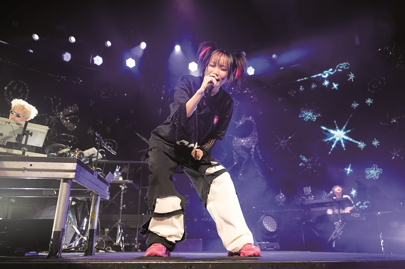 2023 年日本漫畫《我推的孩子》改編的電視動畫播映，在日本掀起一股討論偶像的風潮。日本新生代音樂組合YOASOBI 主唱的「IDOL」主題曲，僅用5 周即在日本達到1 億次播放數。