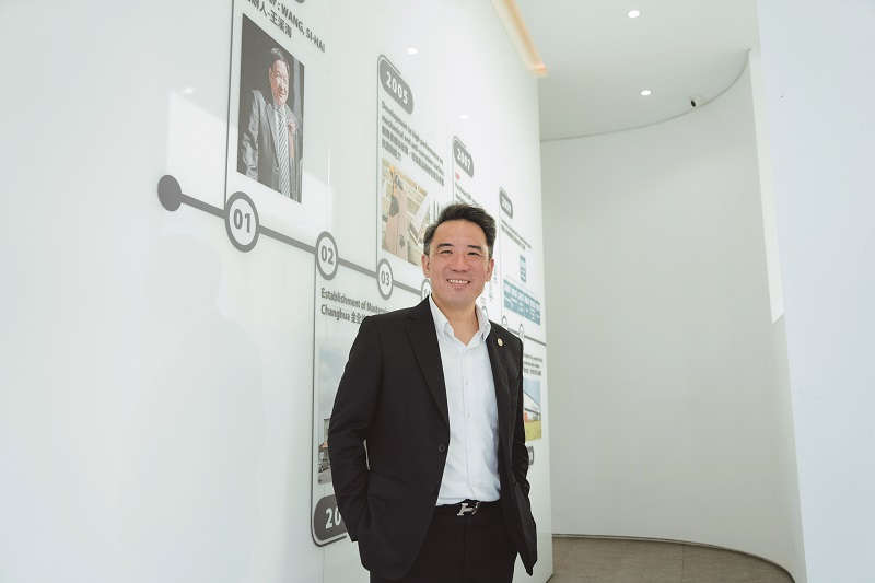 金全益在王義方董事長領導下，透過線上的生產監控設備及系統，蒐集大量生產參數利用AI學習建立模型，提供該工單及規格料號最適生產參數，除有效掌控及提高模具的使用效率，也大幅降低生產成本。