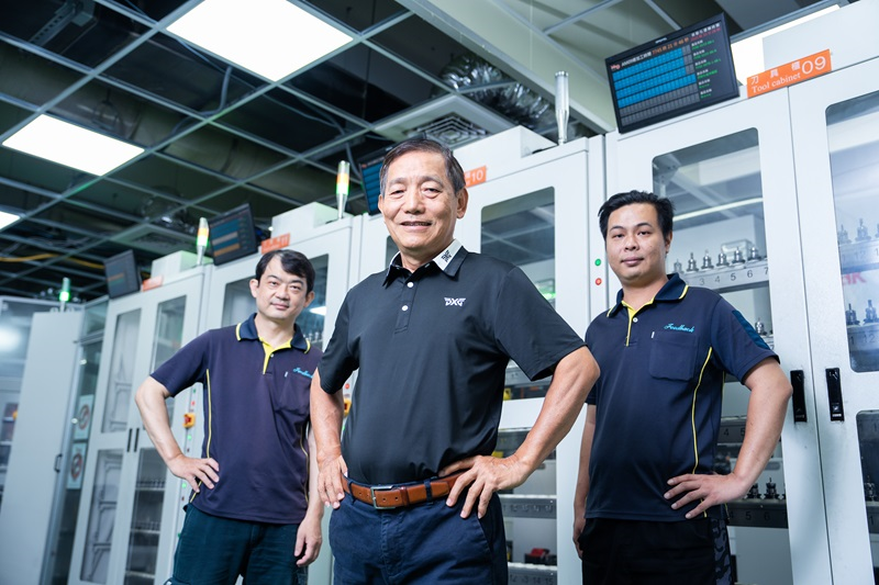 翔名科技董事長吳宗豐（中）經營企業30 多年，在掌握天時、地利、人和的成功關鍵下，面對變化多端的經營環境，他採無為而治、用人不疑的領導風格，跟著團隊持續成長。