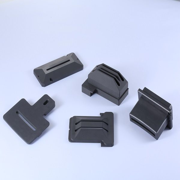 翔名科技研發鎢/ 鉬/ 鉭/ 石磨等材料生產耗材，用於半導體前段製程重要設備離子植入機，並且打入美日設備大廠的供應商關鍵地位。