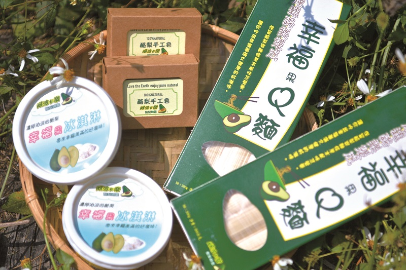 為提高酪梨的利用價值，沈世政發揮創意，帶領產銷班結合家政班，研發出許多酪梨新產品，並透過委外加工，製作出包括幸福果Q麵、酪梨手工皂、酪梨冰淇淋、冷凍果肉等相關產品。