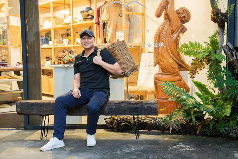 呈育整合行銷有限公司執行長王嘉勳(AWI) 回鄉尋根，透過里山生活實踐工作坊等，找出部落的社區的願景，策略以及行動重新凝聚了世代間的情感與對賽德克族文化的認同。