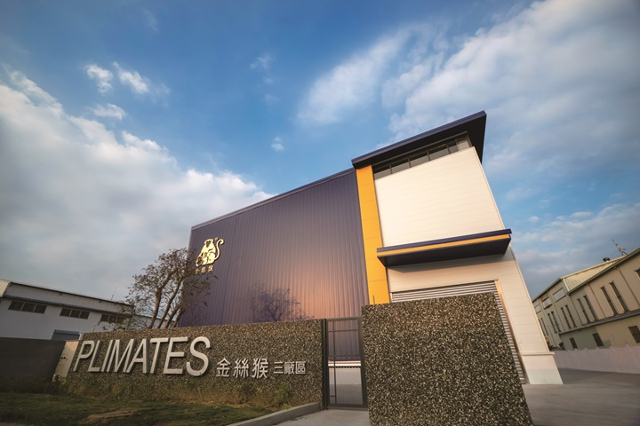 2019年12月啟用的三廠區，地坪即全部採用自行研發， 耐油汙和高光澤的「無機拋光晶化地坪材」。