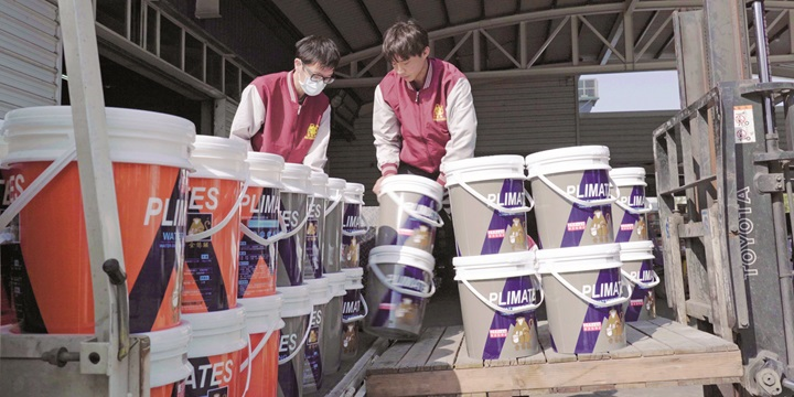 廠區內從汰換老舊柴油堆高機改以充電式堆高機、更新耗電設備，到導入自動化生產線，逐步提昇能源效率， 並於2021 年入ISO 14001 環境管理系統，更可見木棧板的循環利用。