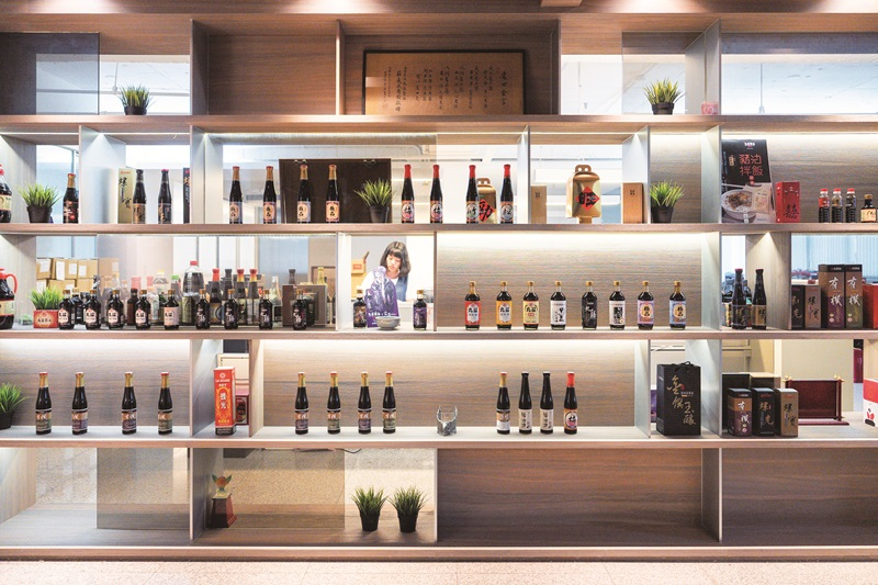 丸莊醬油擁有百年歷史，近年來開發許多風味產品，讓品牌年輕化。