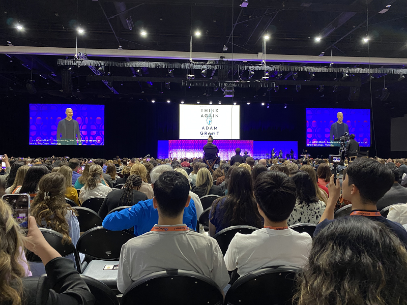 ATD年會旨在提昇組織人才發展，每年有各國學者、人力資源專家、企業高層與會，2023年會議主軸即以「創造更美好運作的世界」(We create a world that works better)進行討論。