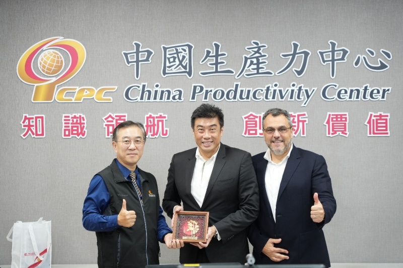 (左起)CPC林宏謀副總經理、陳展鵬會長、Mr. Alessandro Perrotta副會長合影留念。