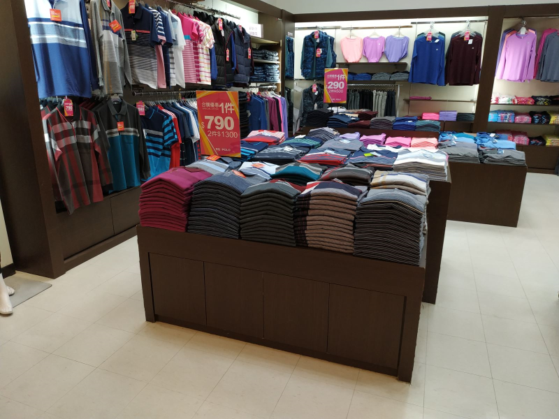 這是一家賣場內的中價位服飾店，一般來說，會看看擺設是否整齊、特價標示是否明顯，看起來問題不大。