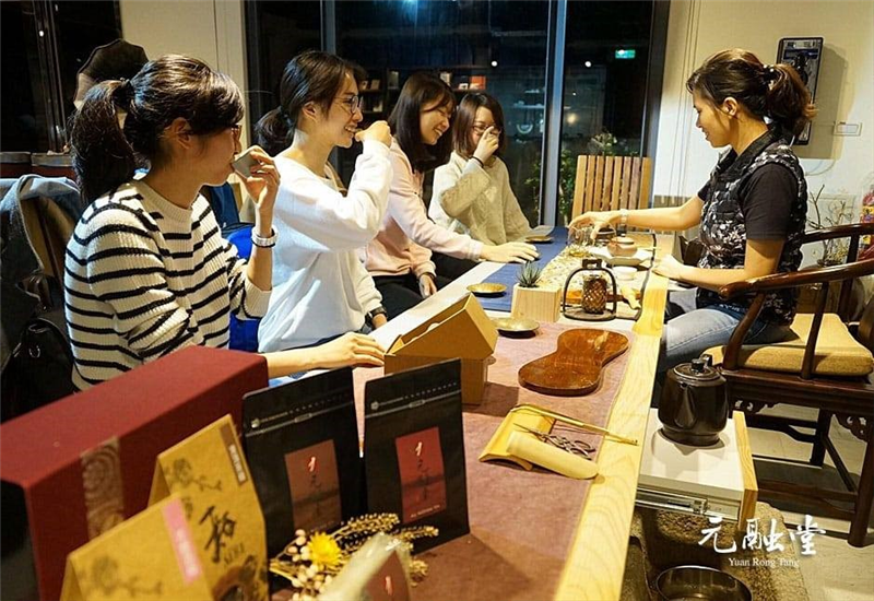 結合在地產業文化茶業者結合各種傳統藝術及茶農、茶具、茶行業者建立屬於台灣的茶藝文化，讓喝茶成為一種藝術、意識及生活型態。
