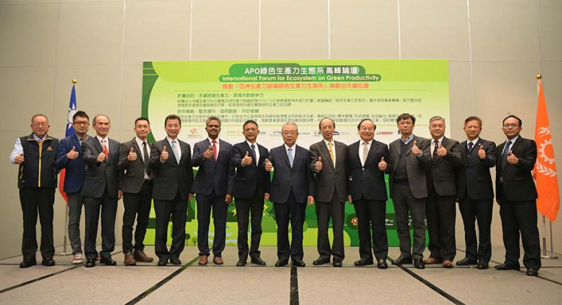 大合照由左至右為：本人(寶哥)、 惠嘉電徐偉綸特助、新浦樂生技葉明昇總經理、大豐環保科技賴宏維總經理、TEMA陳鴻儒理事長、印度泰米爾納德州工業部駐台代表 Dr.E.Prakash、經濟部工業局凌韻生組長、CPC許勝雄董事長、廣運集團盧瑞彥副董事長、正隆張清標總經理、#明基能源鄭家樑總經理、亞電國際林加偉總經理、賀喜能源林振鋒總經理、環研物聯張力夫副總經理