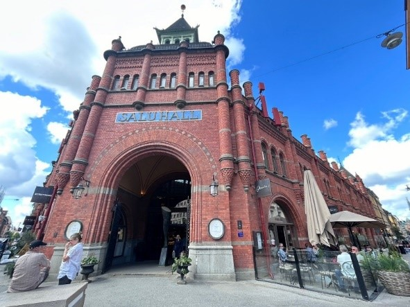 東城室內市場建立於西元1888年，販售新鮮魚肉蔬果、乳製品和烘焙食品，攤位大多由經營數十年，甚至超過一世紀的家族長期經營，因此攤販與顧客之間建立了緊密的關係，形成獨特的社區氛圍。