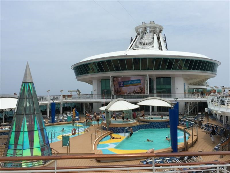 船上活動更是五花八門，從水上樂園衝浪設施、冰宮，攀岩場、迷你高爾夫球場、籃球場到3D電影院…讓老中青幼都能享受，各取所需。