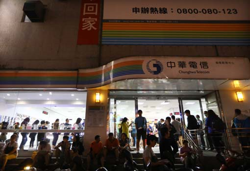 在全台電信門市都可看到長長的排隊人龍，為得是搶購限時優惠499元4G上網吃到飽方案。