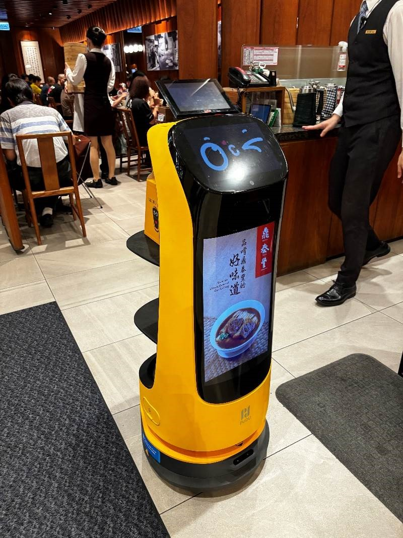 鼎泰豐送餐帶位機器人實景