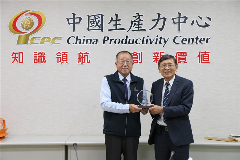 中國生產力中心張寶誠總經理也回贈白文亮理事長，感謝對CPC的大力協助與對企業的用心。